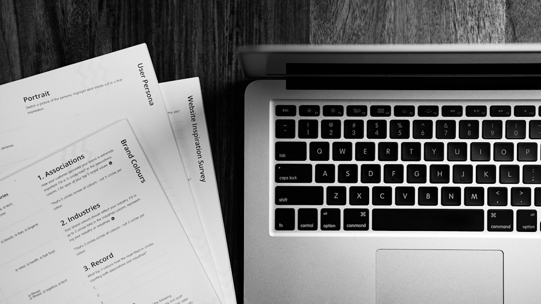 Przedsiębiorca pracujący z fakturami w systemie KSeF