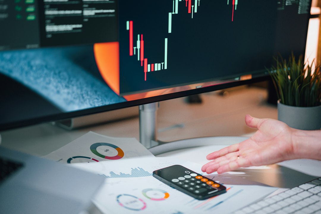 Księgowa przy biurku analizująca dane finansowe