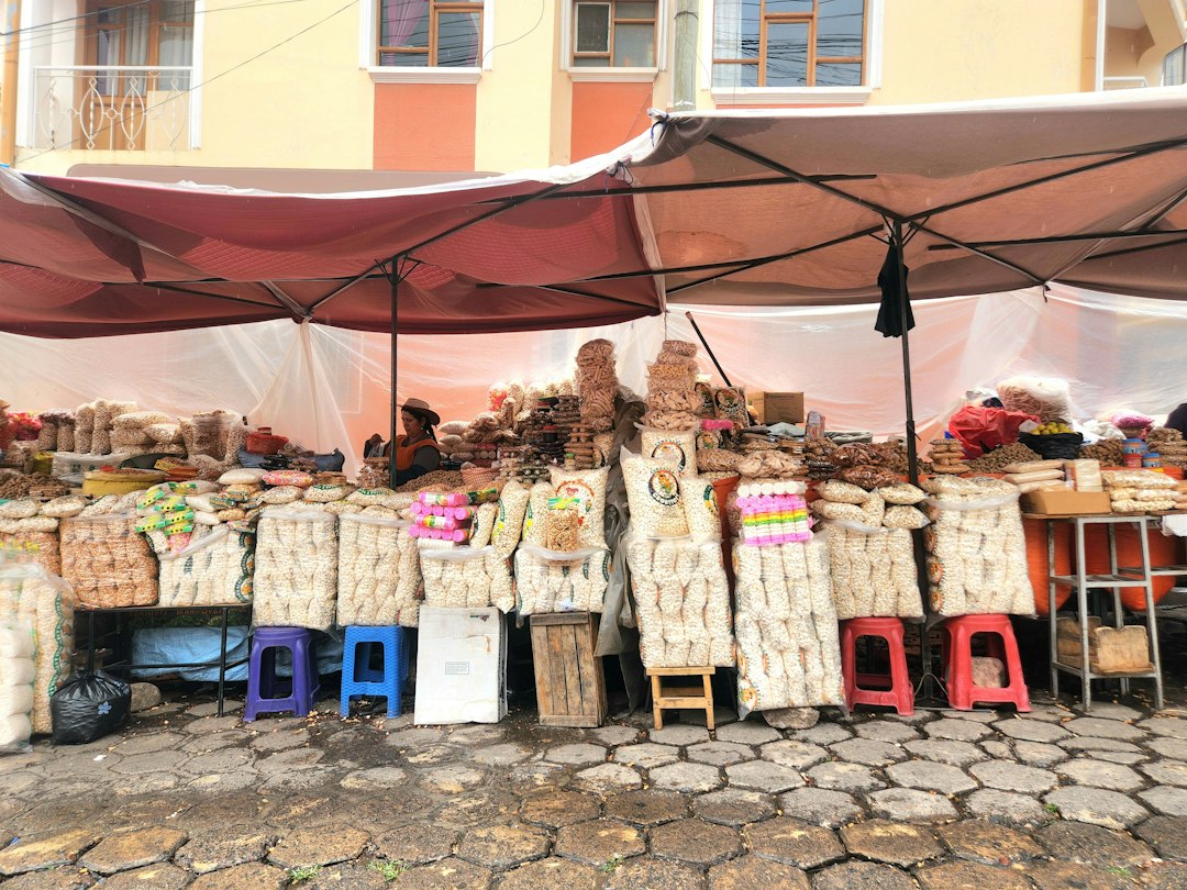 Handlujący na targowisku
