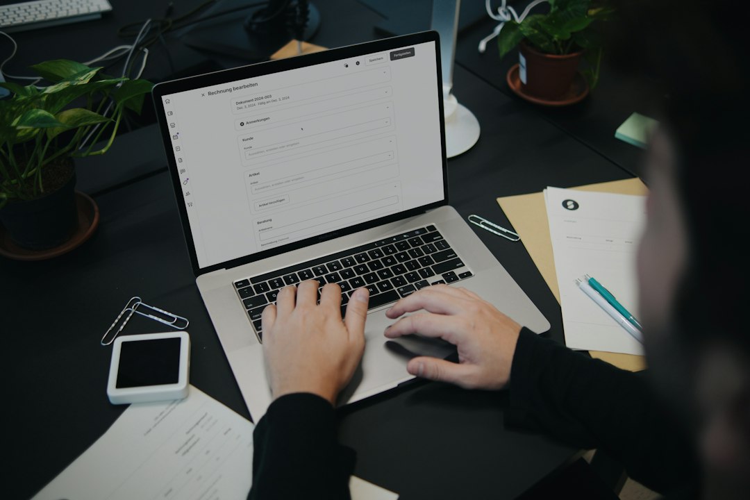 Przedsiębiorca pracujący z e-fakturami na laptopie